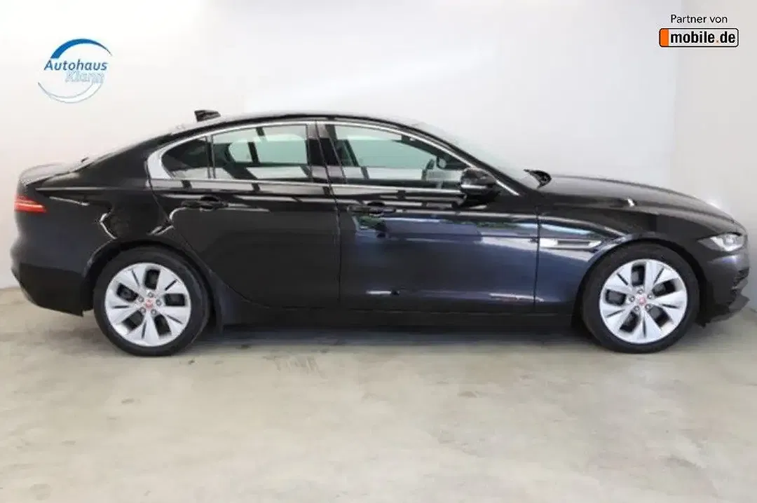 Jaguar XE - Thumbnail 4