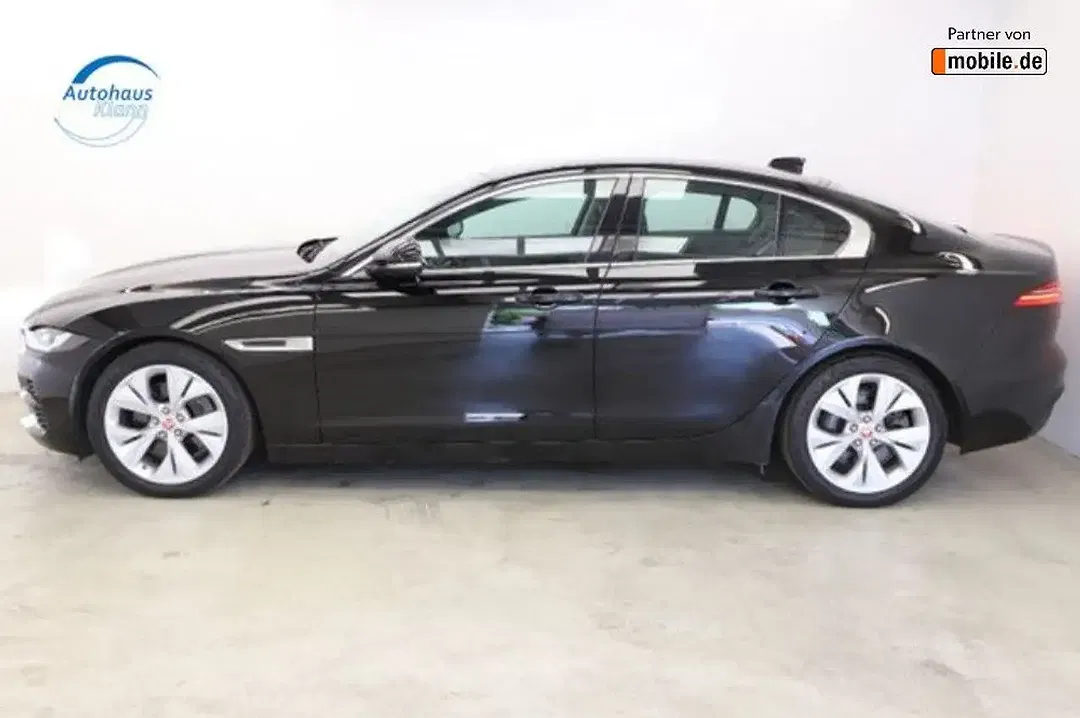 Jaguar XE - Thumbnail 5