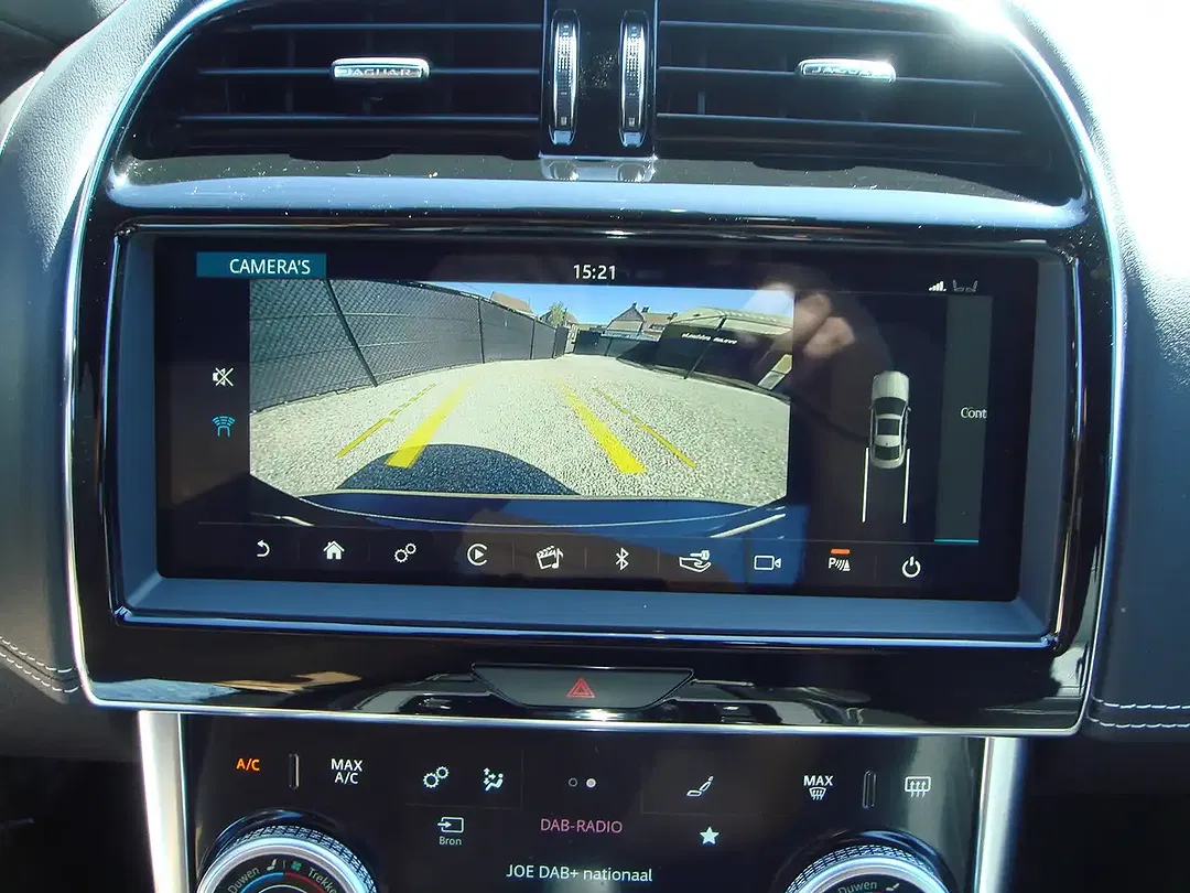 Jaguar XE - Thumbnail 11