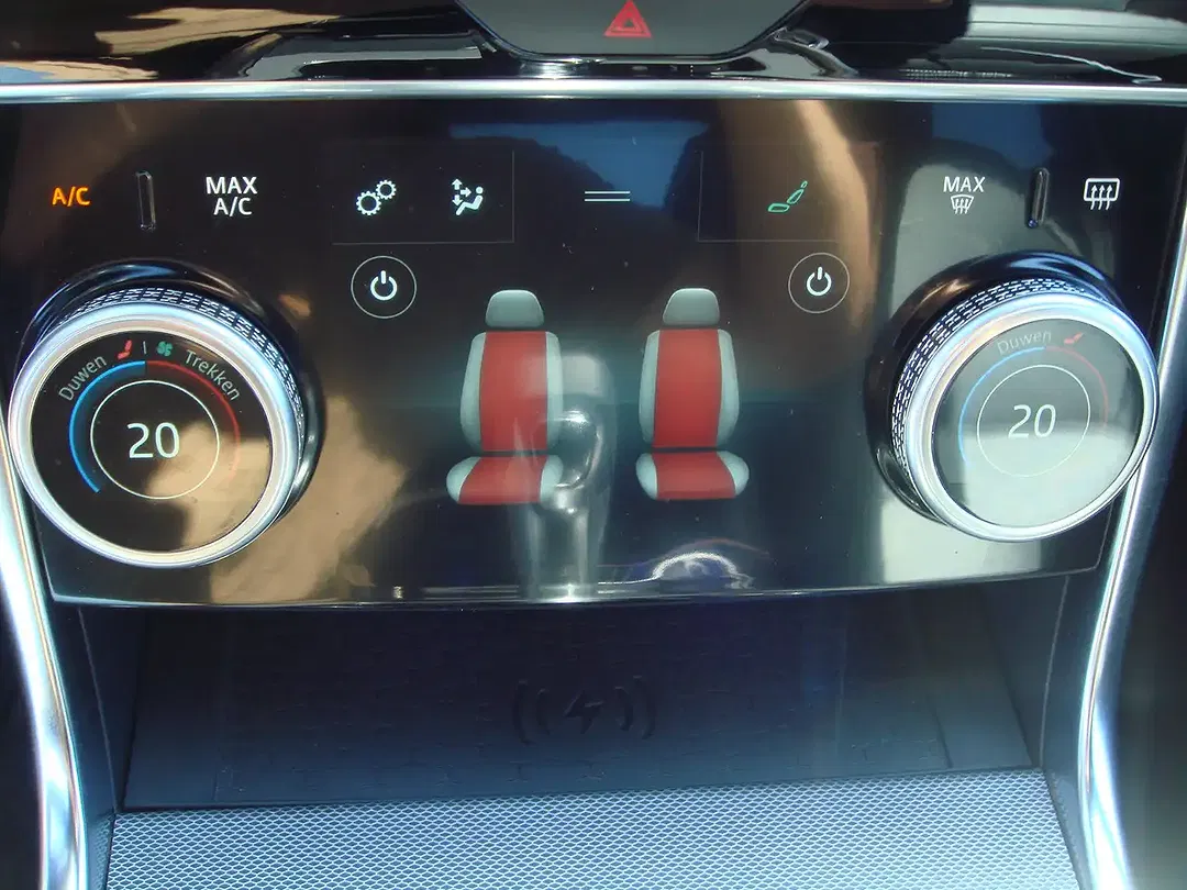 Jaguar XE - Thumbnail 13