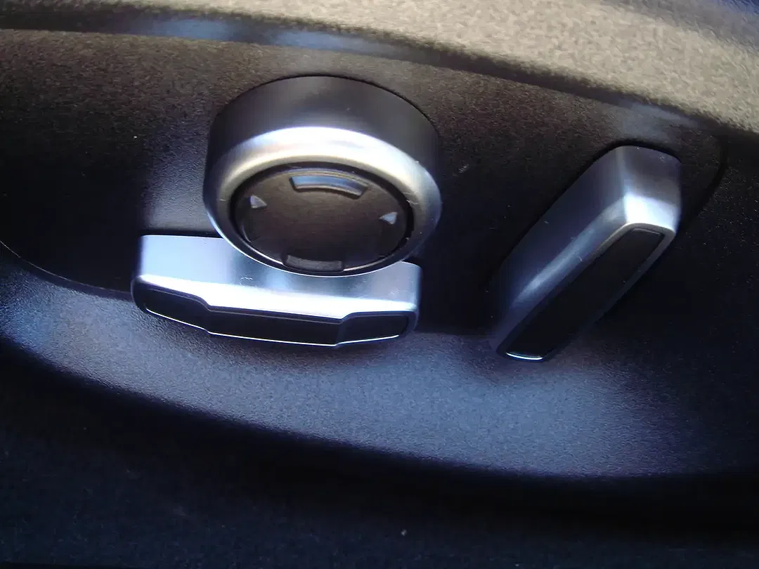 Jaguar XE - Thumbnail 14