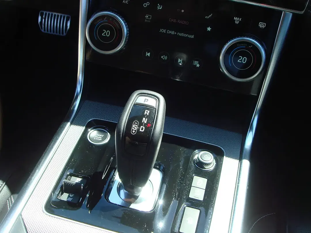 Jaguar XE - Thumbnail 15