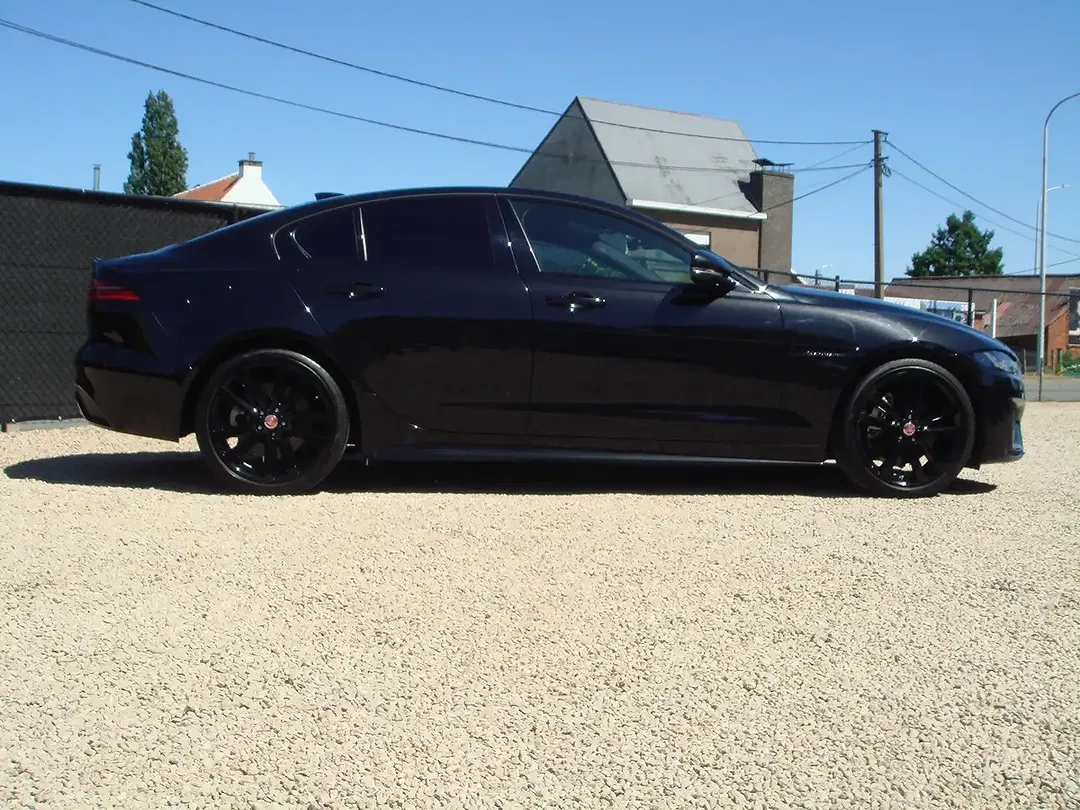 Jaguar XE - Thumbnail 2