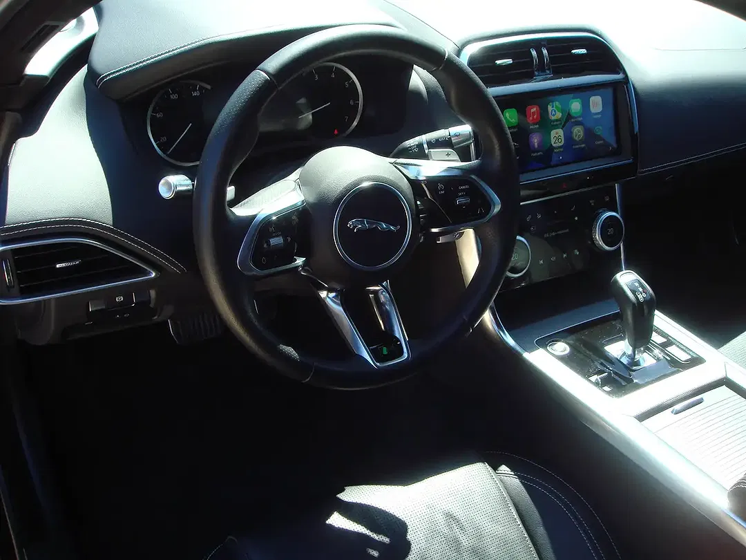 Jaguar XE - Thumbnail 4