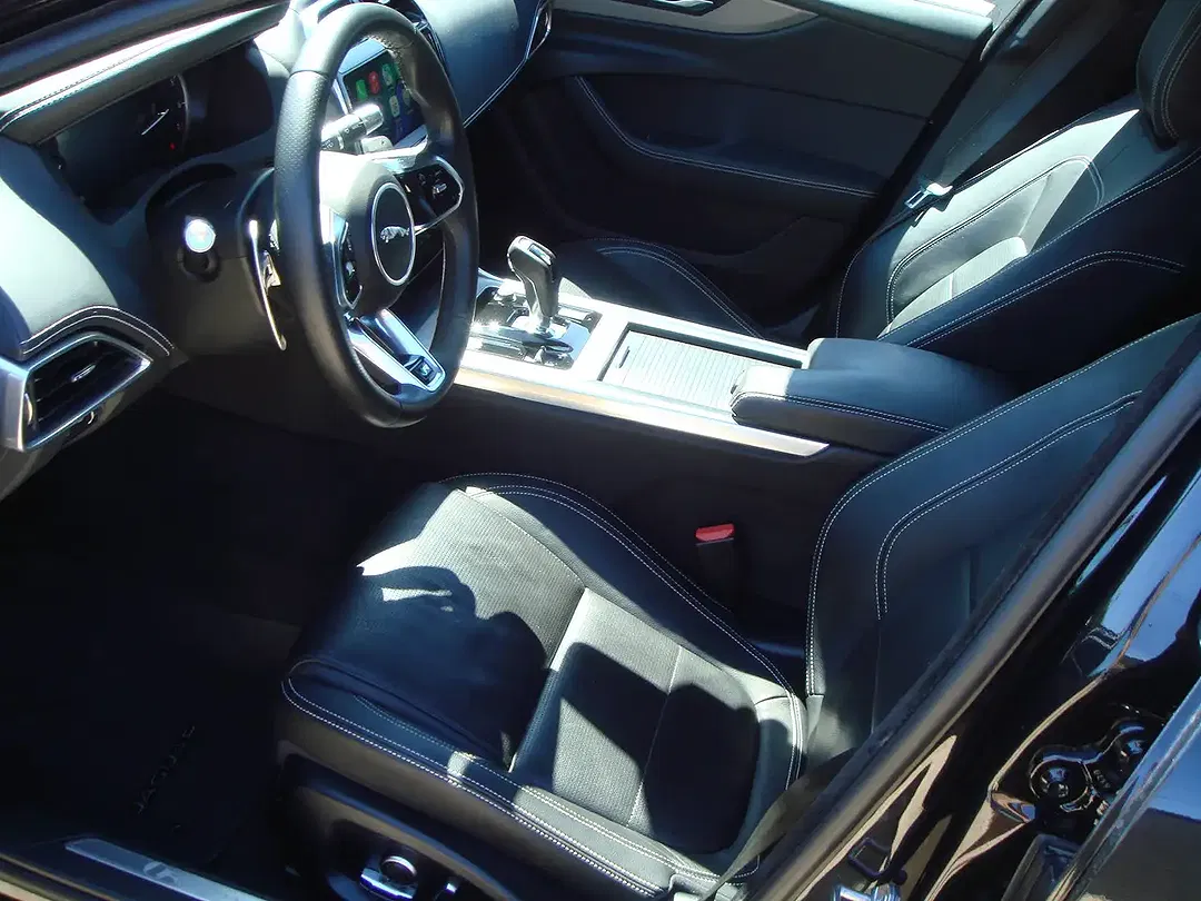 Jaguar XE - Thumbnail 5