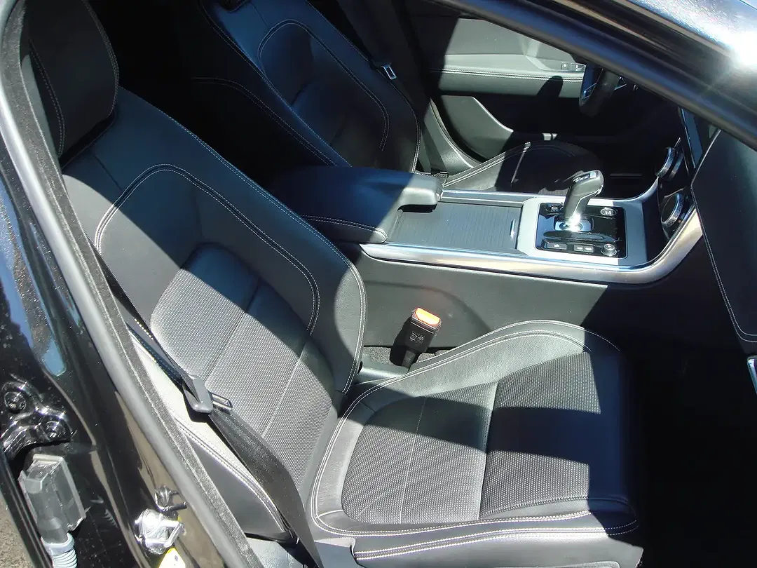 Jaguar XE - Thumbnail 6
