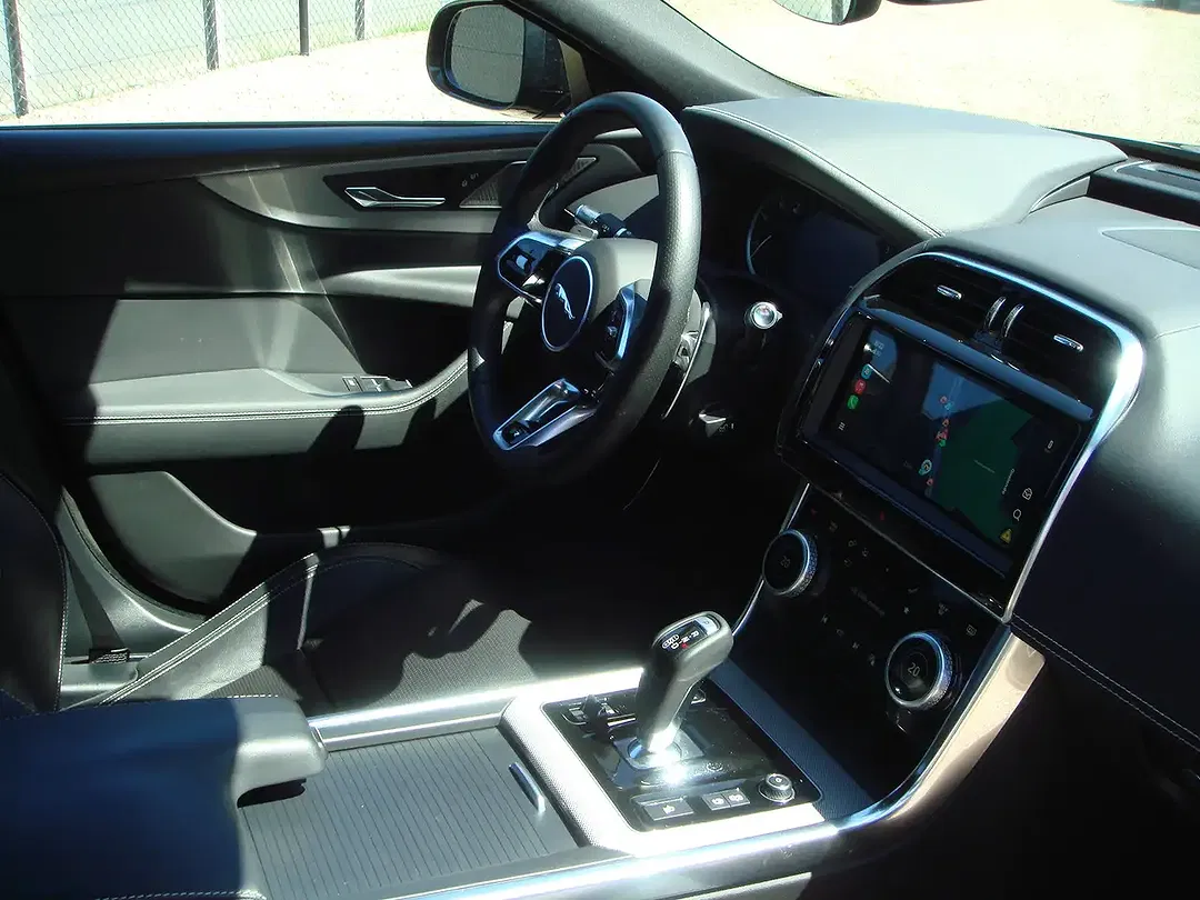 Jaguar XE - Thumbnail 7