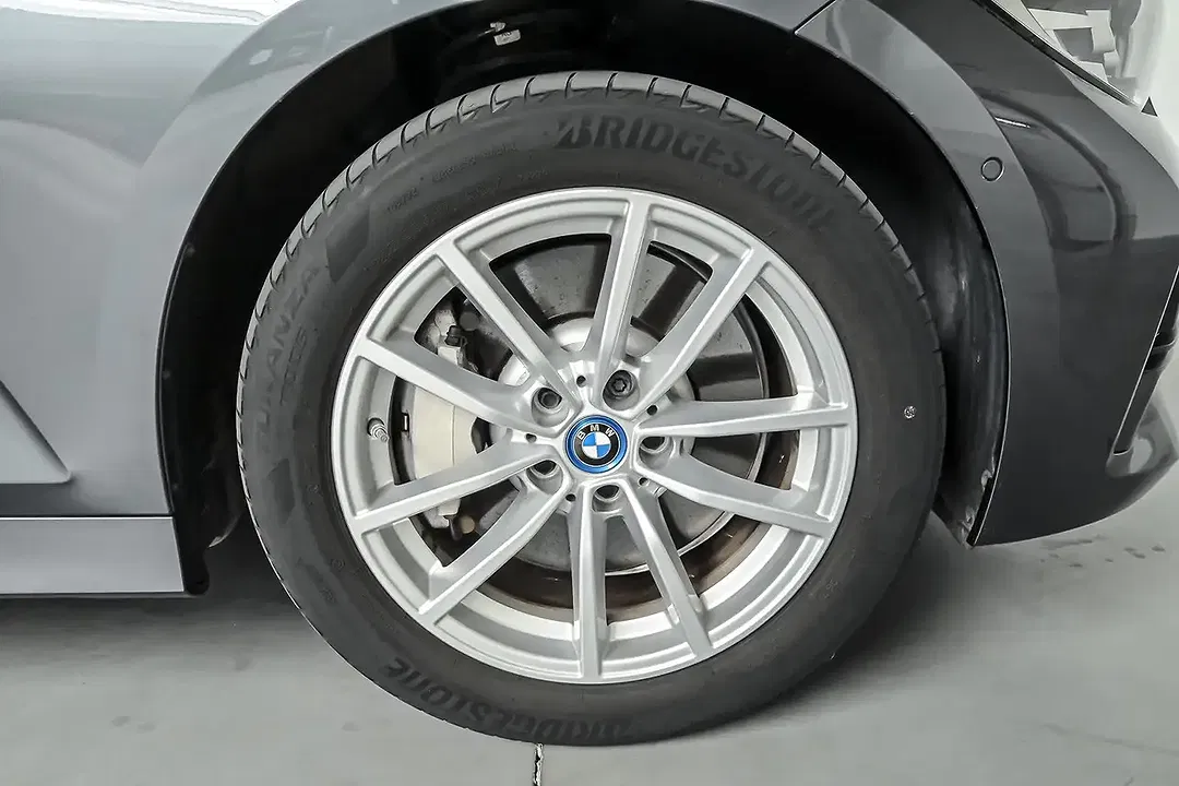 BMW 330 - Thumbnail 6