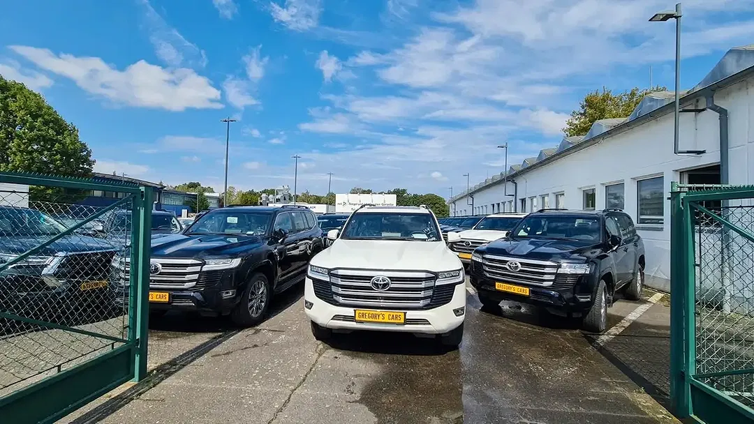 Toyota Land Cruiser - Thumbnail 2