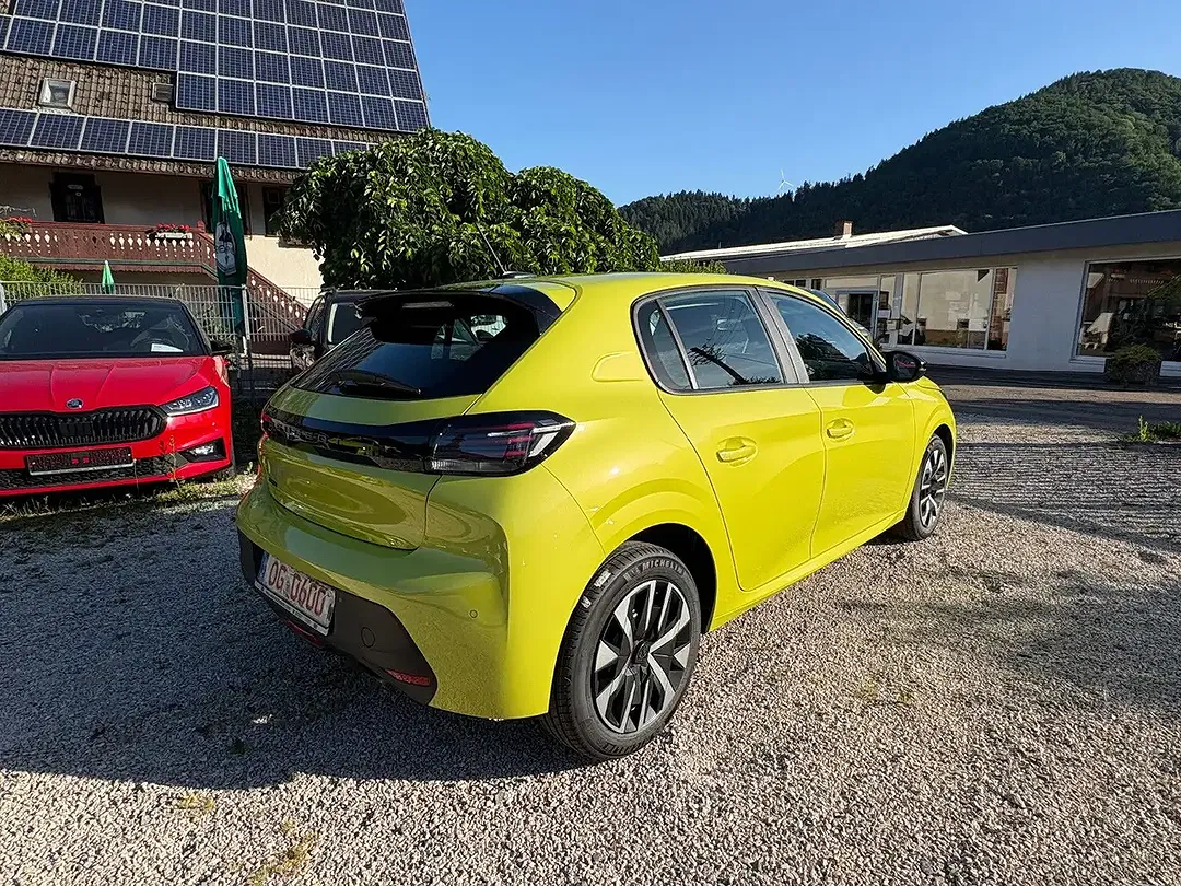 Peugeot 208 - Thumbnail 3