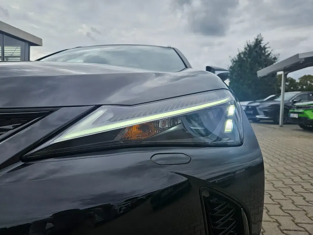 Lexus UX 300h - Thumbnail 3