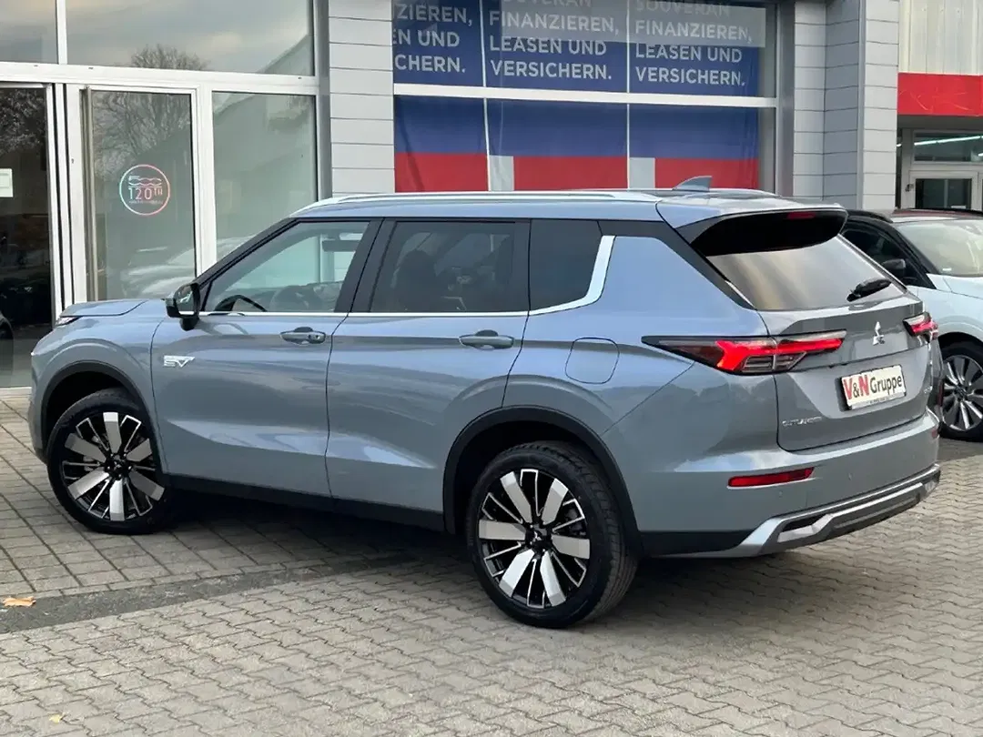 Mitsubishi Outlander - Thumbnail 2