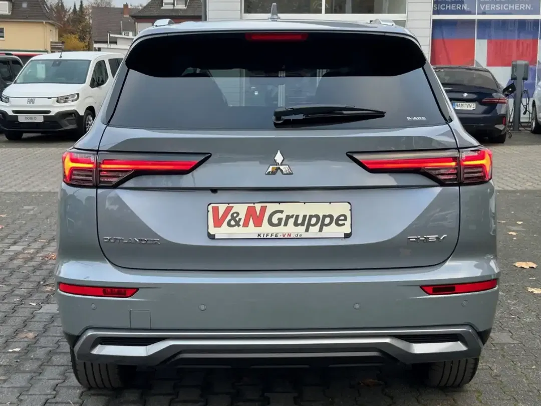 Mitsubishi Outlander - Thumbnail 3