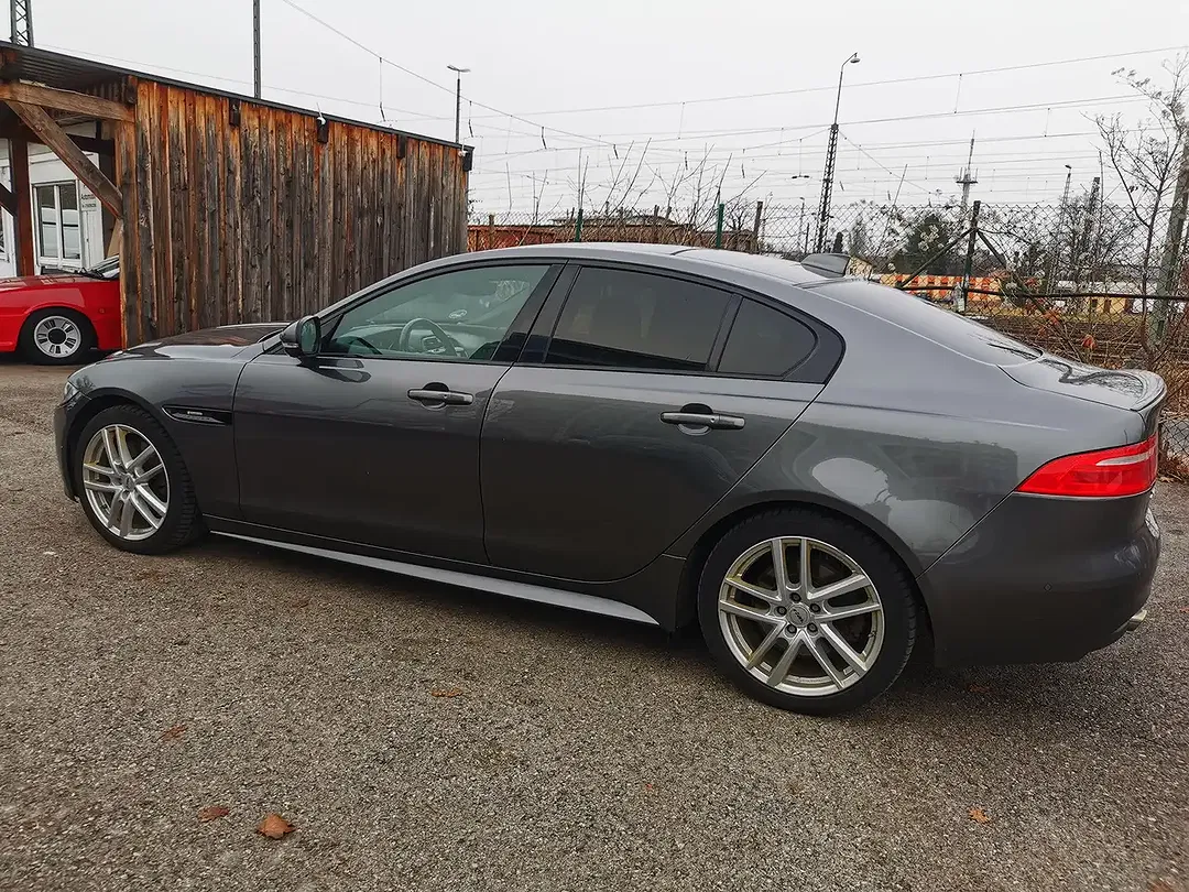 Jaguar XE - Thumbnail 2