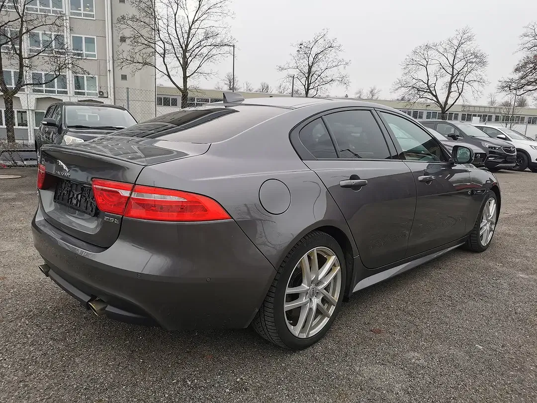 Jaguar XE - Thumbnail 4