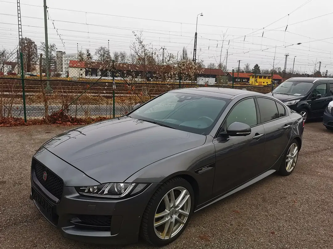 Jaguar XE - Thumbnail 6