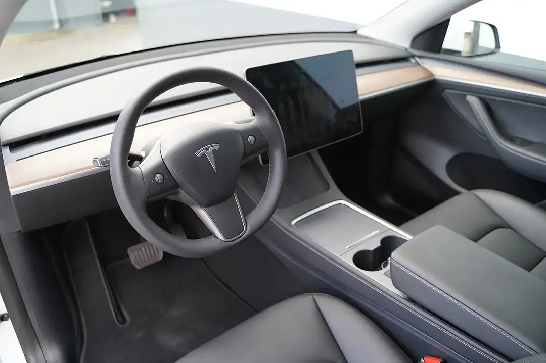 Tesla Model Y - Thumbnail 9