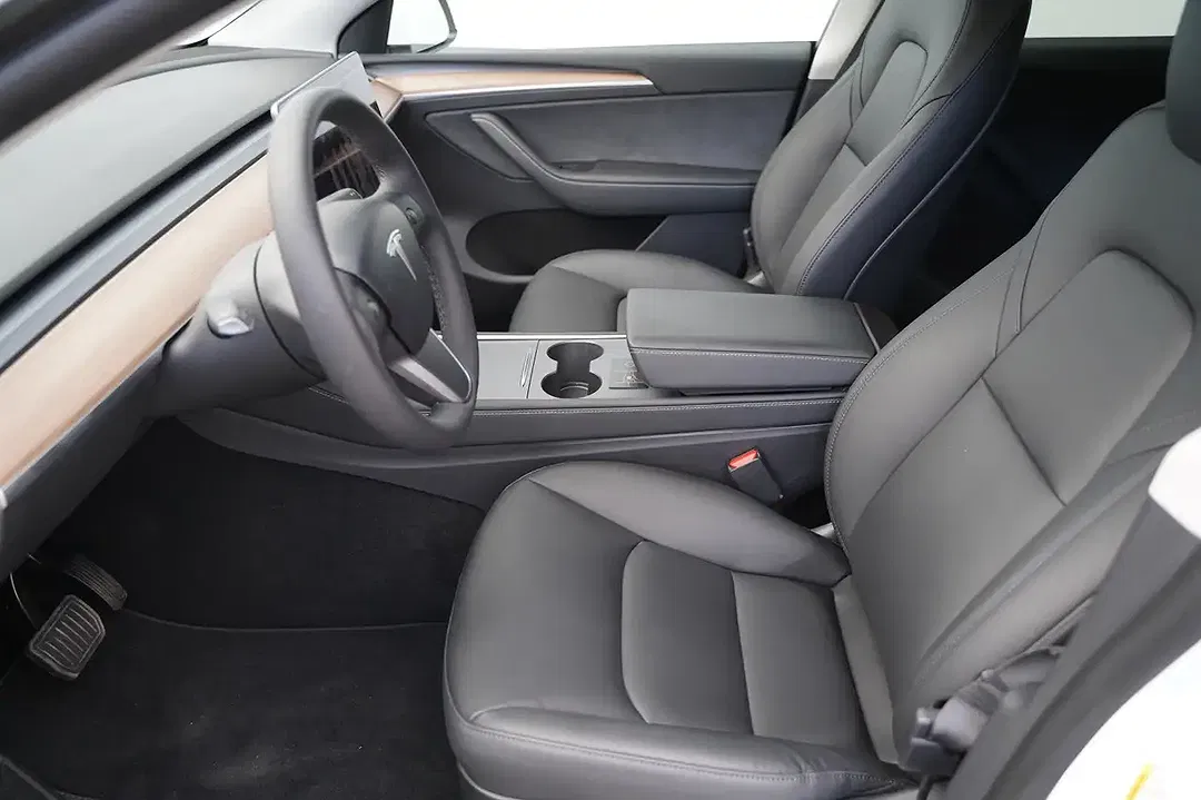 Tesla Model Y - Thumbnail 10