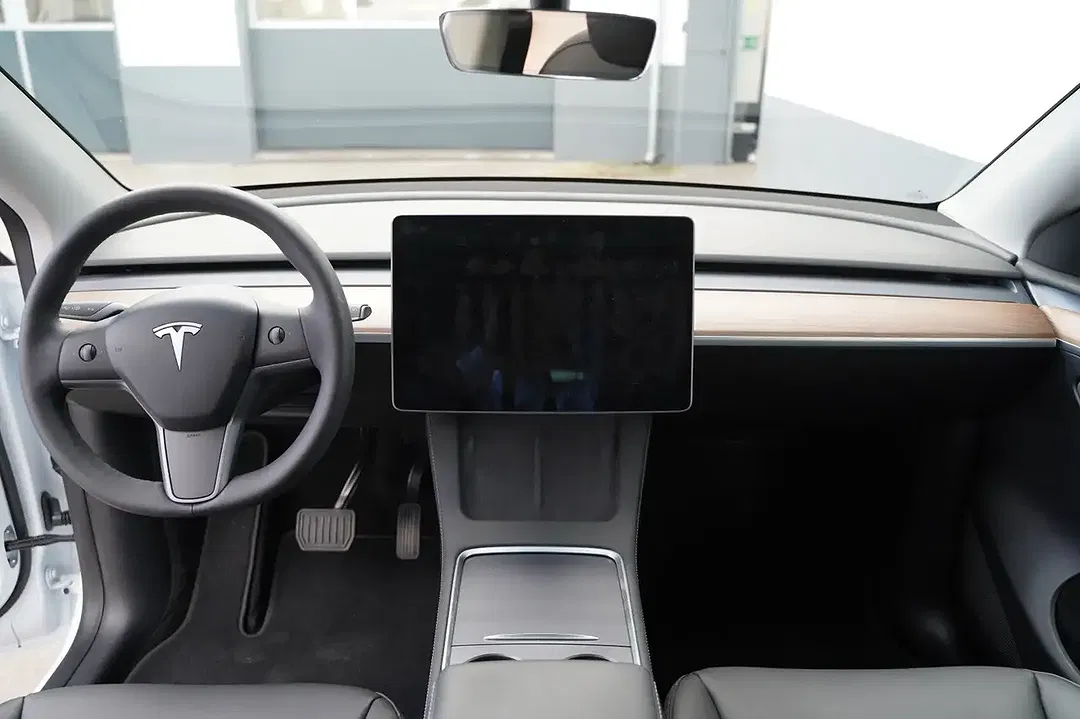 Tesla Model Y - Thumbnail 11