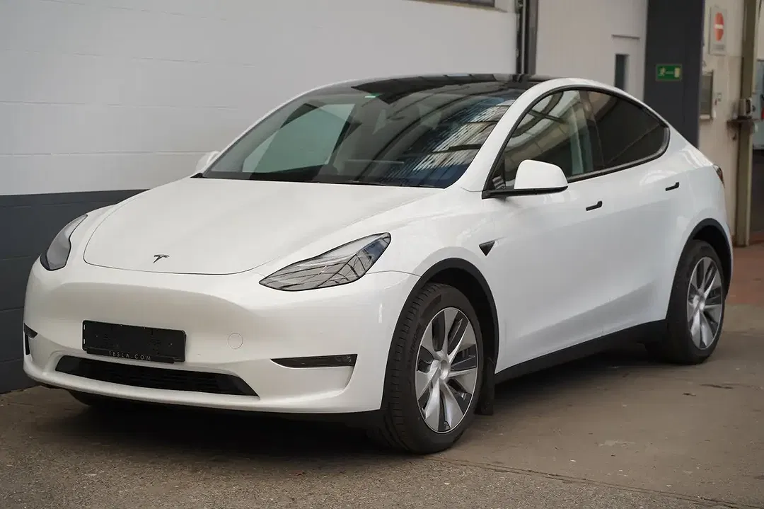 Tesla Model Y - Thumbnail 2