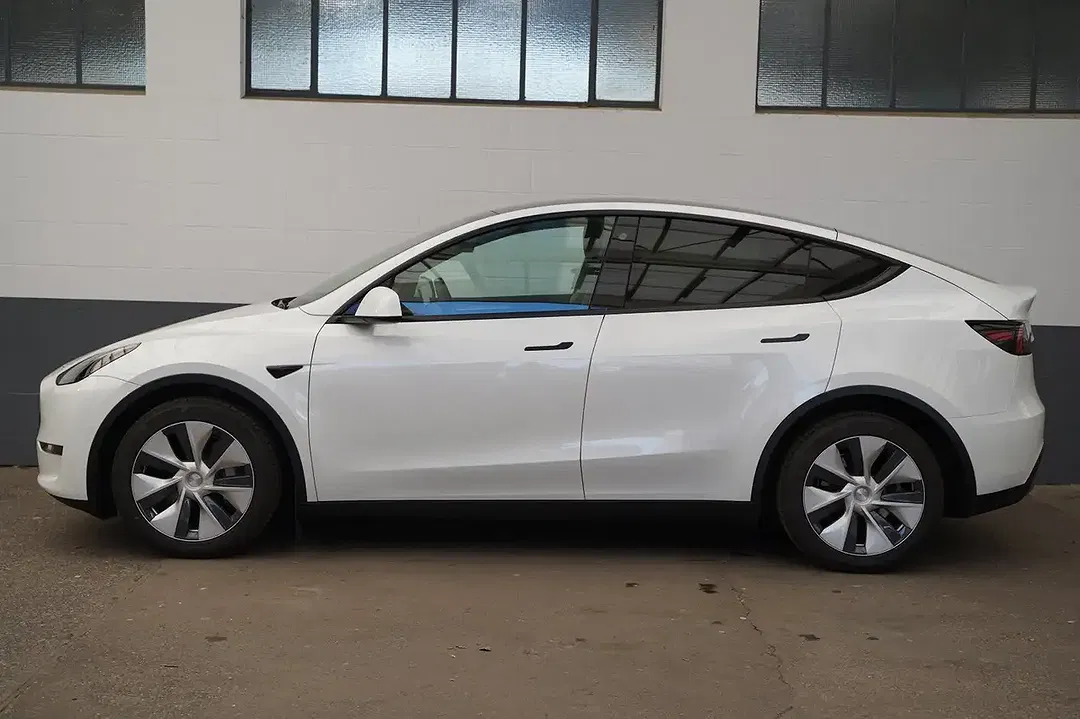 Tesla Model Y - Thumbnail 3