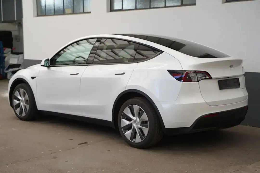 Tesla Model Y - Thumbnail 4