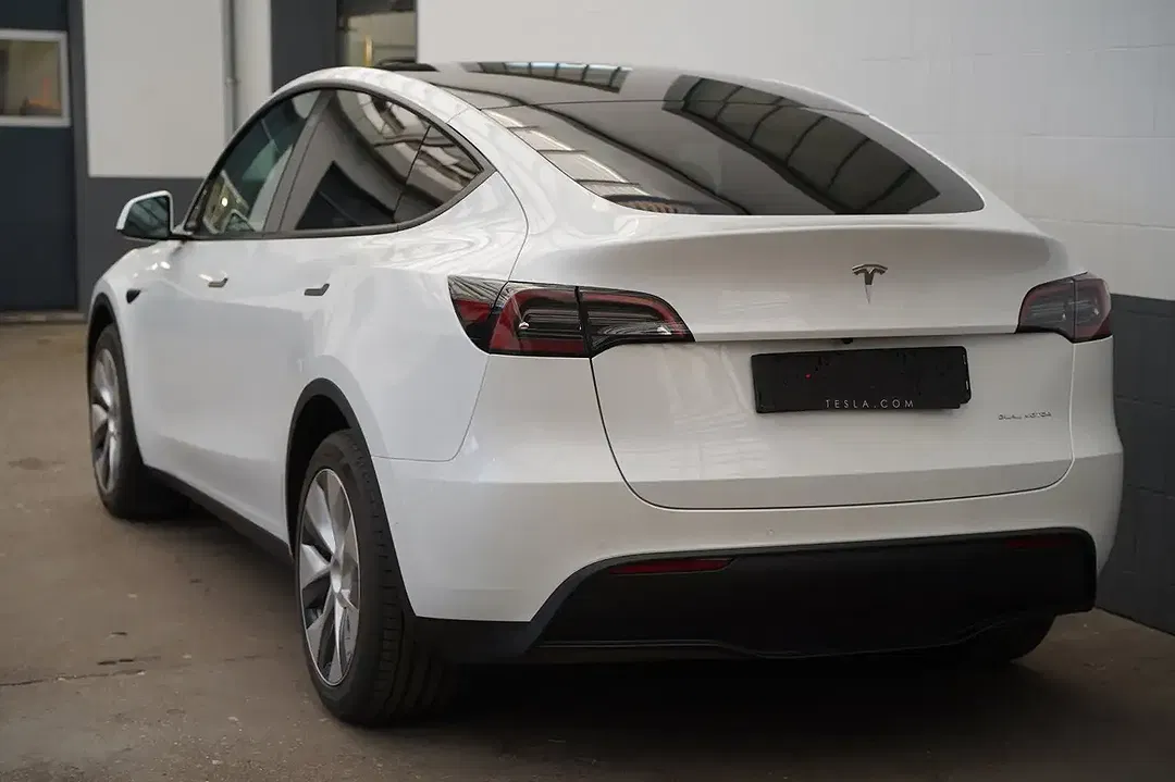 Tesla Model Y - Thumbnail 5