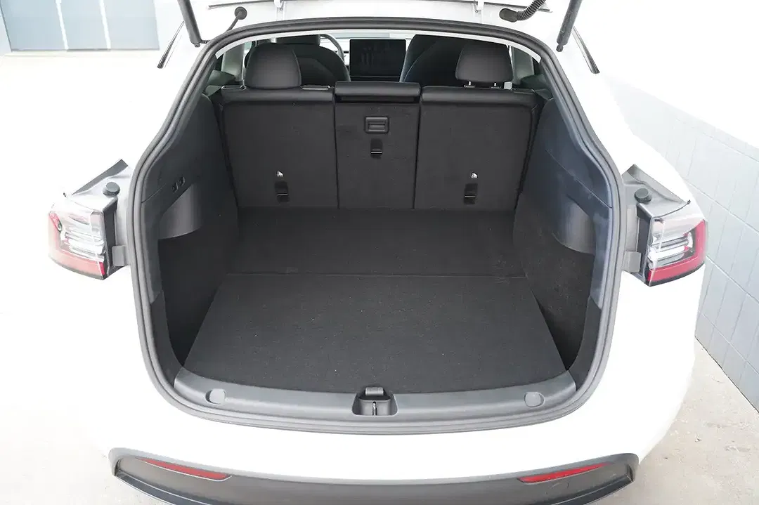 Tesla Model Y - Thumbnail 6