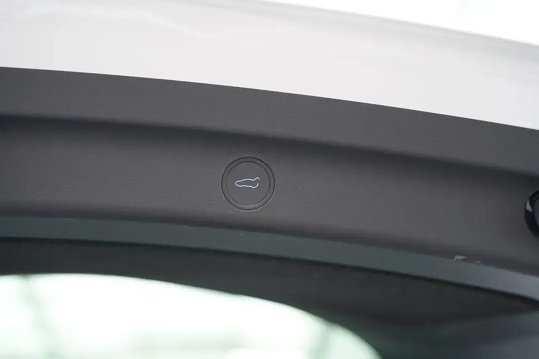 Tesla Model Y - Thumbnail 7