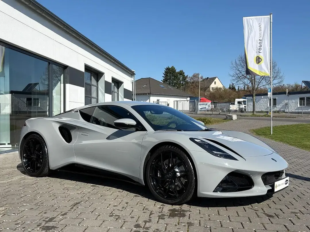 Lotus Emira - Thumbnail 3
