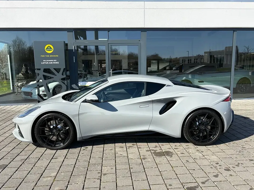 Lotus Emira - Thumbnail 4