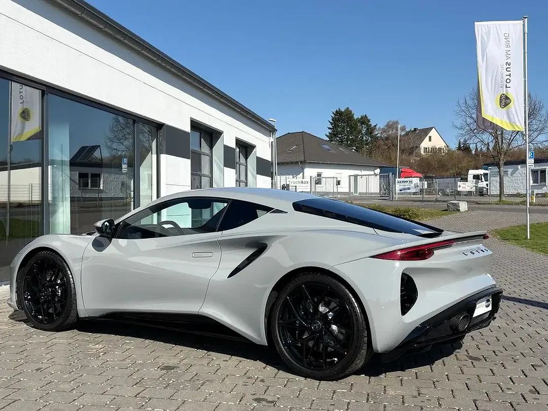 Lotus Emira - Thumbnail 7