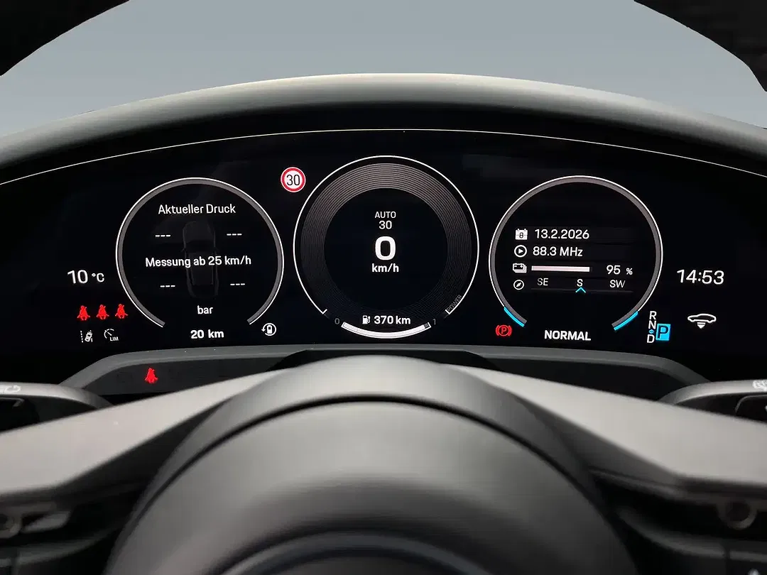Porsche Taycan - Thumbnail 12