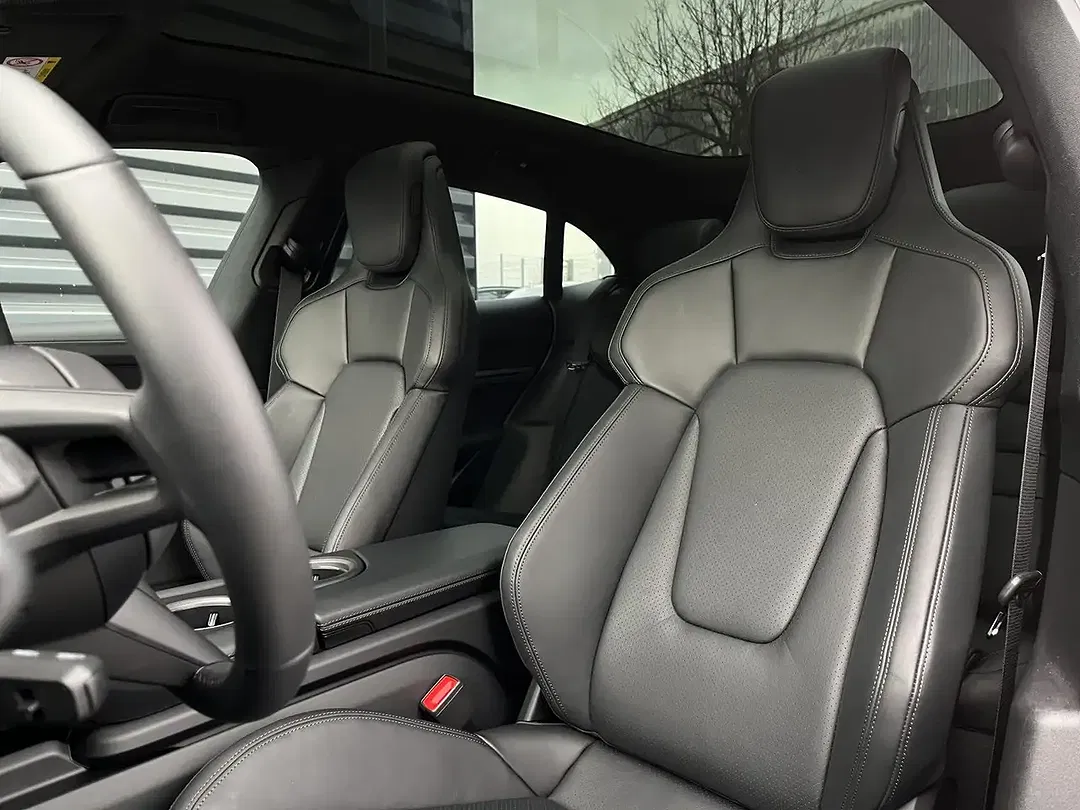 Porsche Taycan - Thumbnail 5
