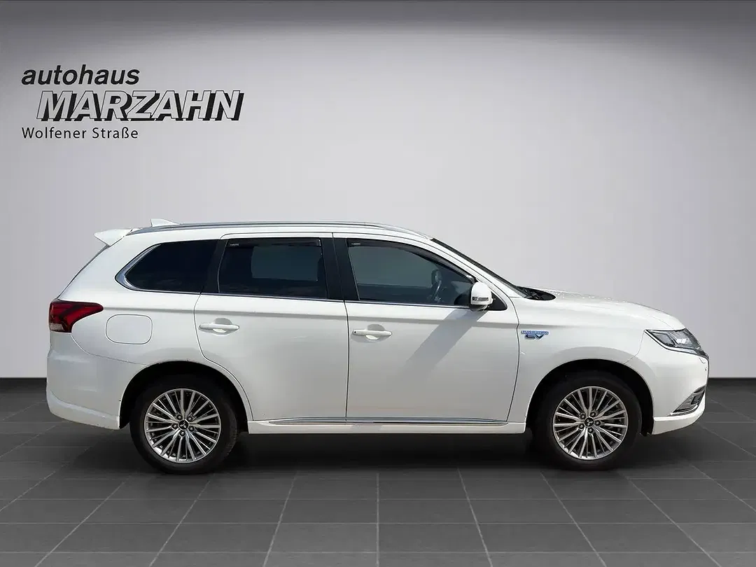 Mitsubishi Outlander - Thumbnail 9