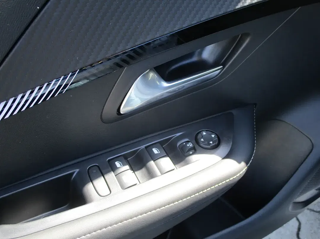 Peugeot 208 - Thumbnail 8