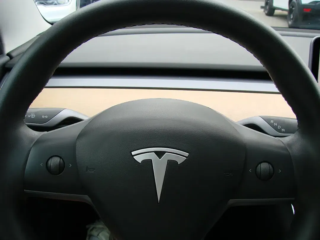 Tesla Model 3 - Thumbnail 10