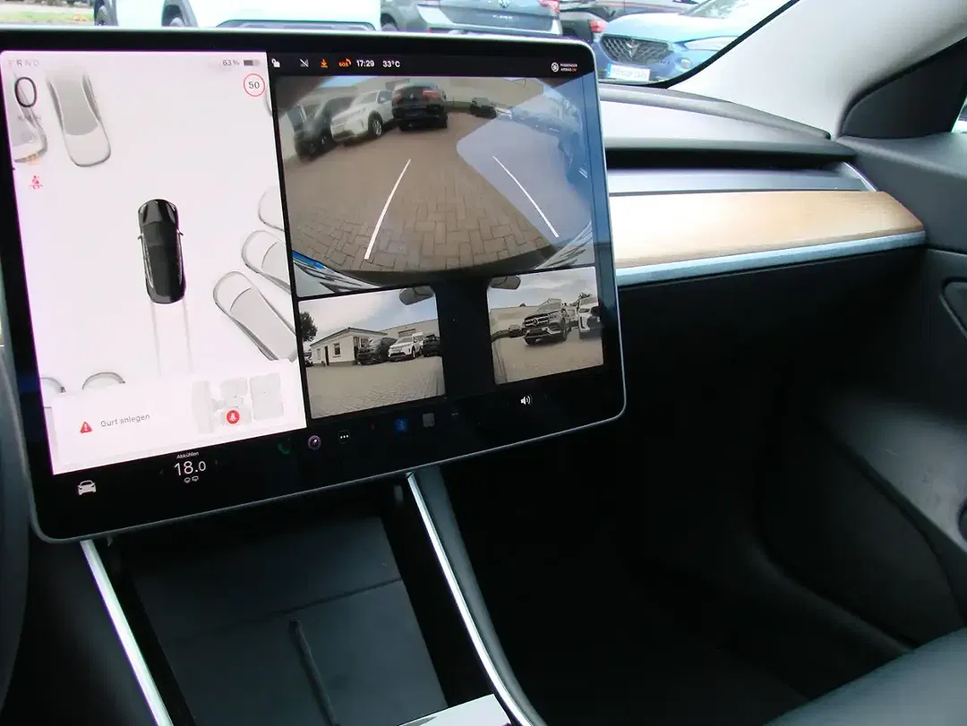 Tesla Model 3 - Thumbnail 11