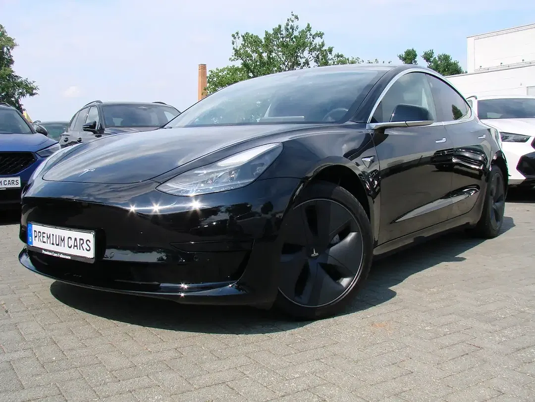 Tesla Model 3 - Thumbnail 2