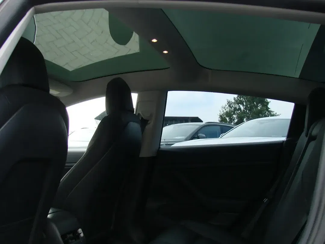Tesla Model 3 - Thumbnail 23