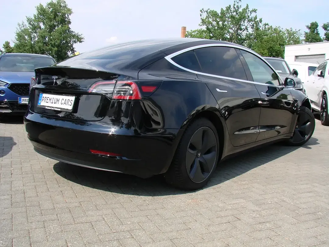 Tesla Model 3 - Thumbnail 3