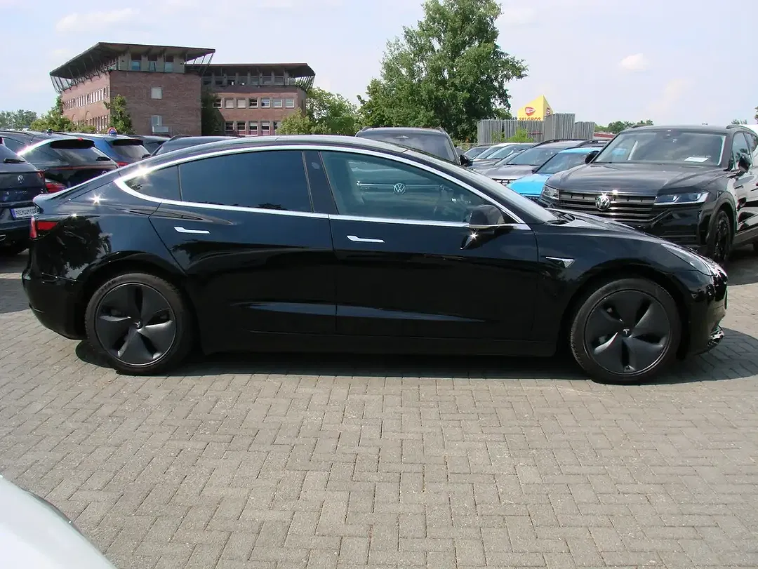 Tesla Model 3 - Thumbnail 4