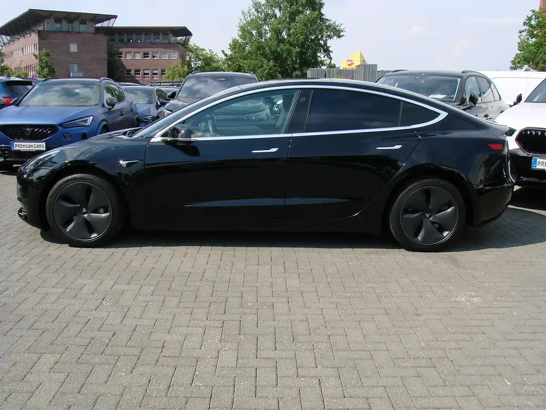 Tesla Model 3 - Thumbnail 5