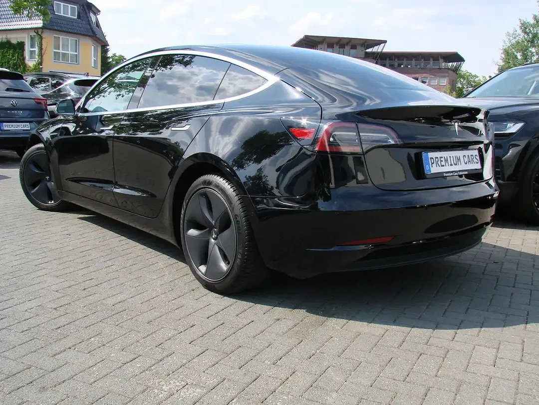 Tesla Model 3 - Thumbnail 6