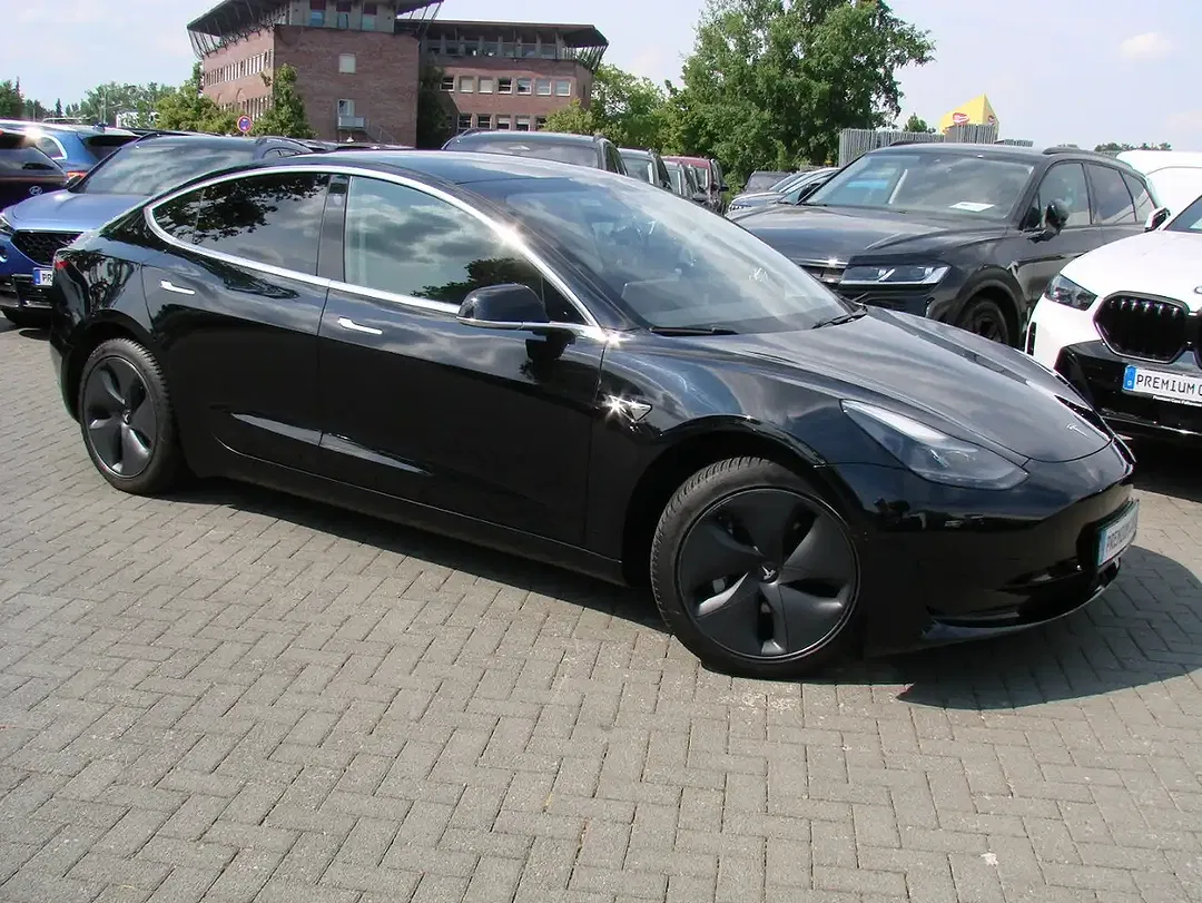 Tesla Model 3 - Thumbnail 7