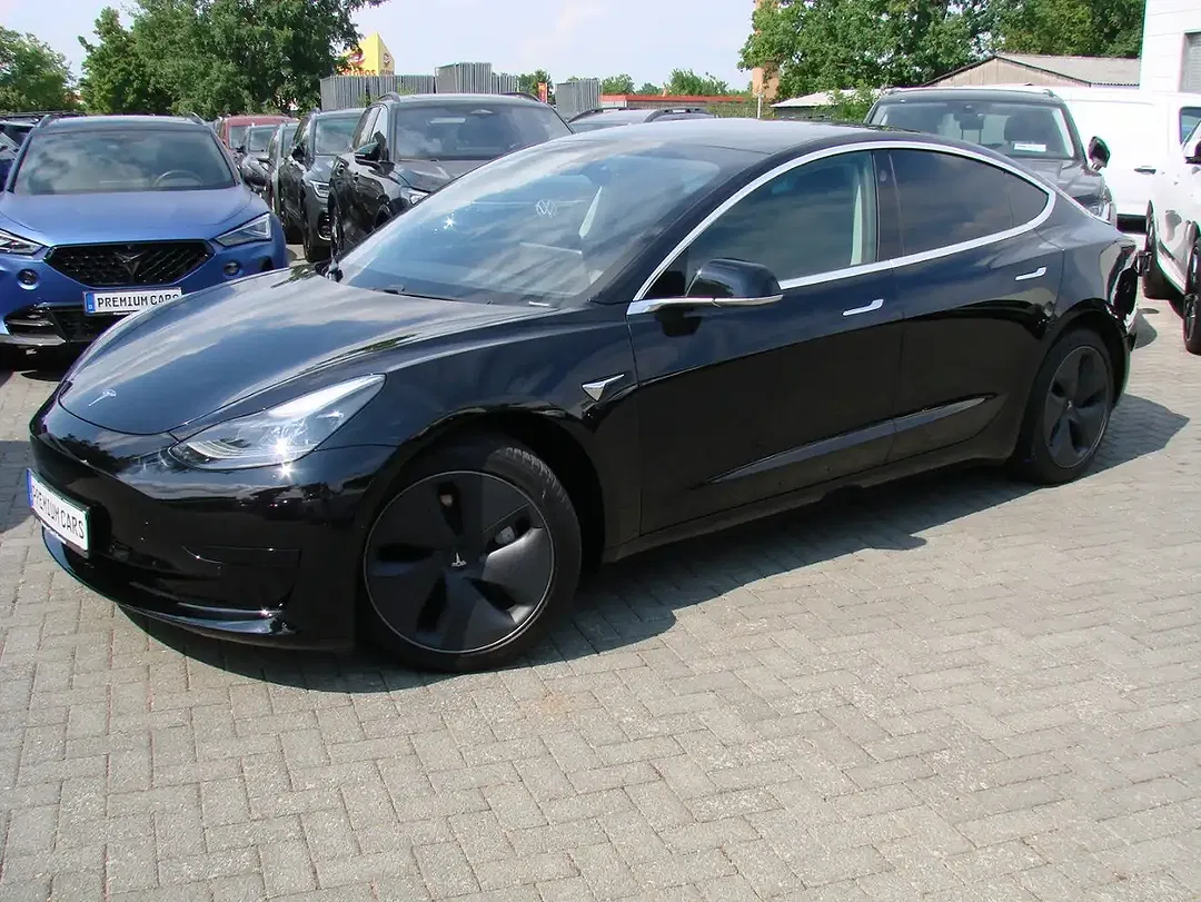 Tesla Model 3 - Thumbnail 8