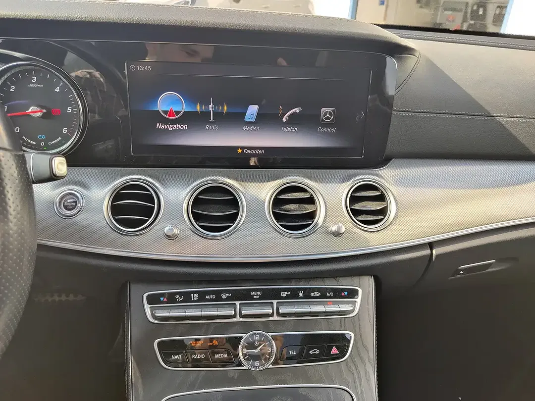 Mercedes-Benz E 300 - Thumbnail 9