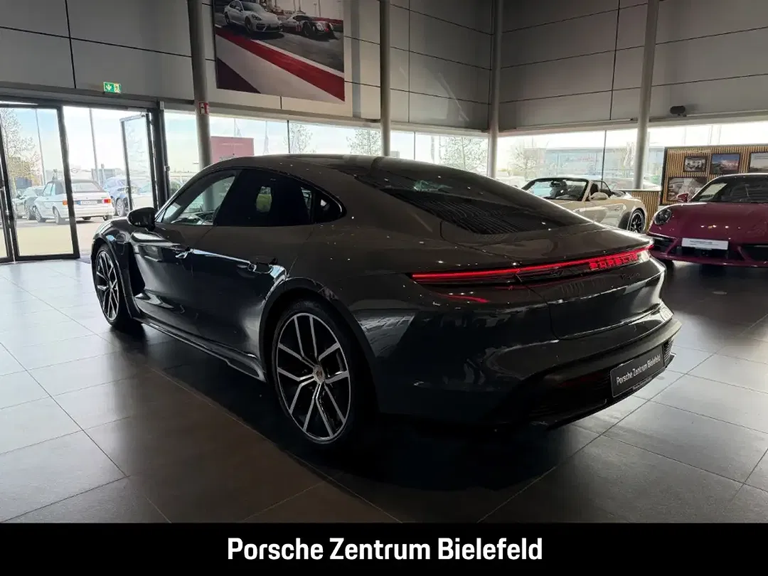 Porsche Taycan - Thumbnail 3
