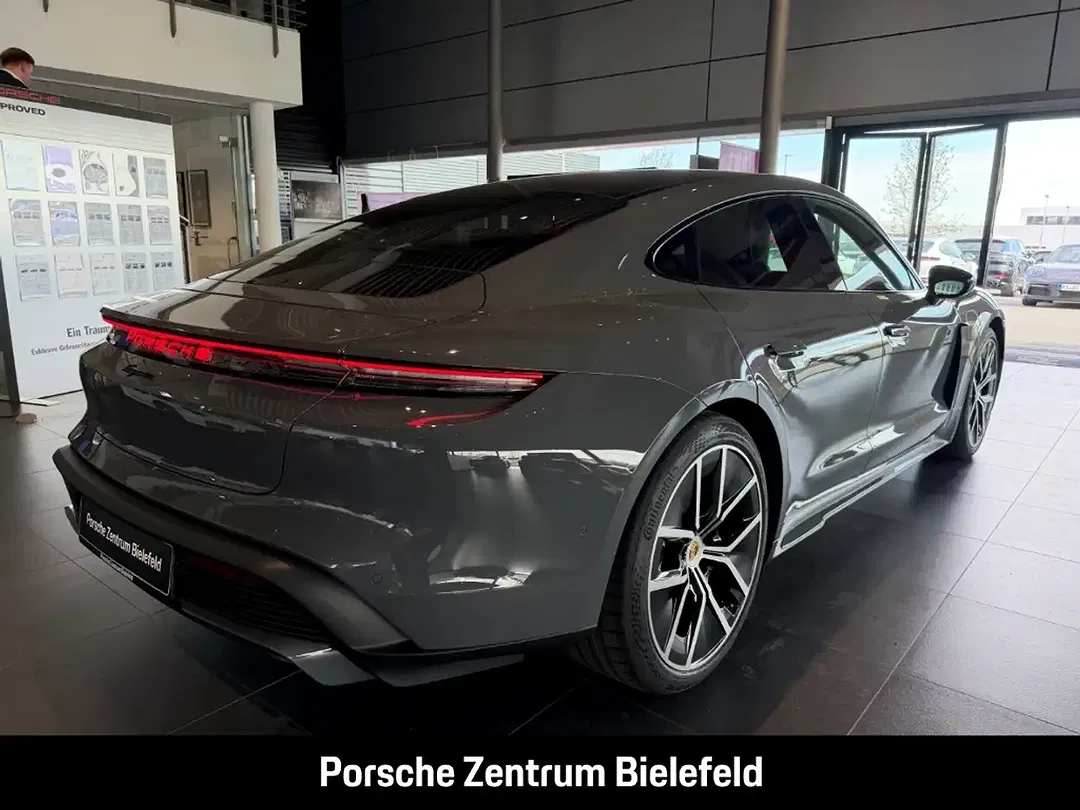 Porsche Taycan - Thumbnail 4