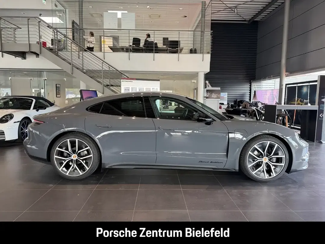 Porsche Taycan - Thumbnail 8